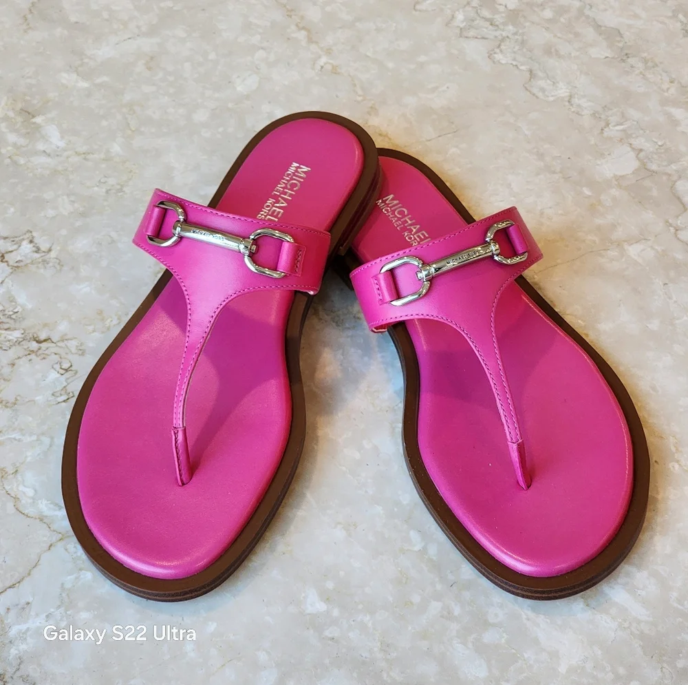 Michael Michael Kors Women's Carson Flat Thong Dragonfruit Leather Sandal Size 6